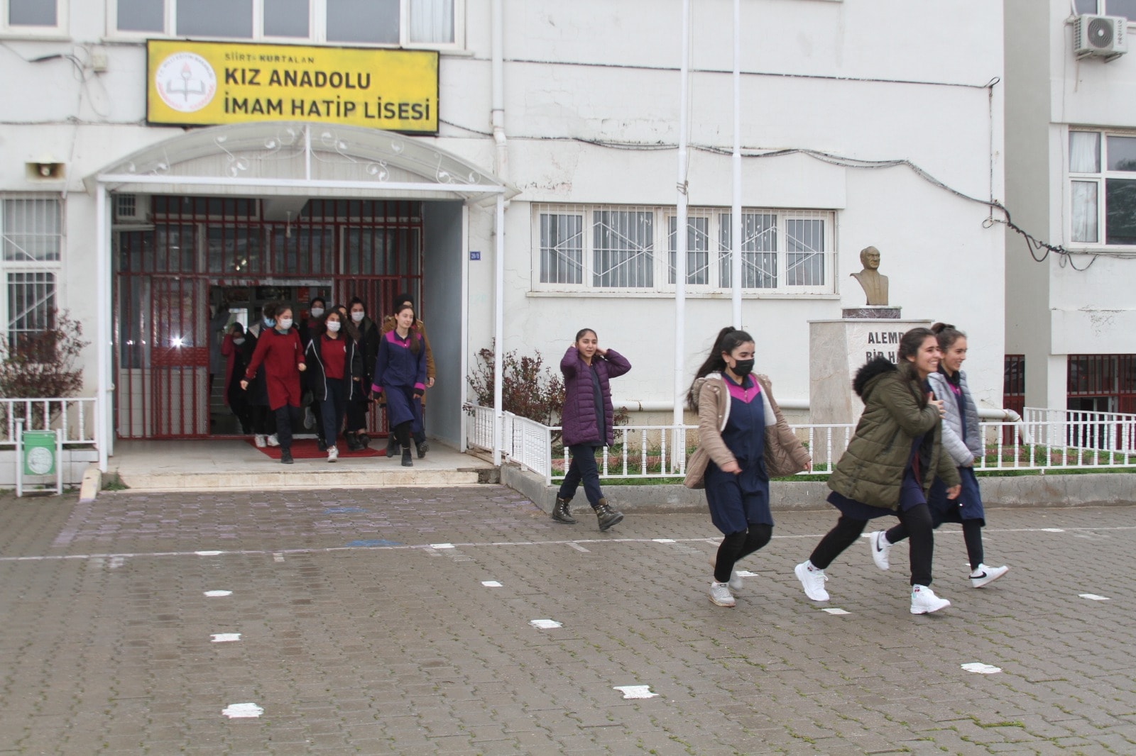 Kurtalan&rsquo;da deprem anı ve tahliye tatbikatı ger&ccedil;ekleştirildi