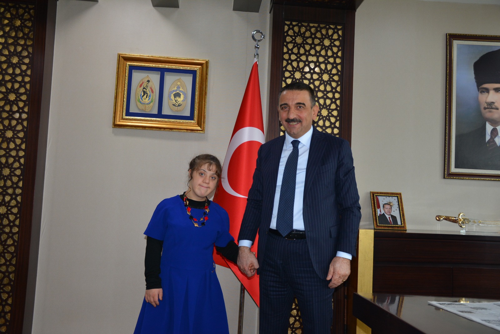 VALİ HACIBEKTAŞOĞLU DOWN SENDROMLU ŞEYMA ŞEN VE AİLESİNİ KABUL ETTİ