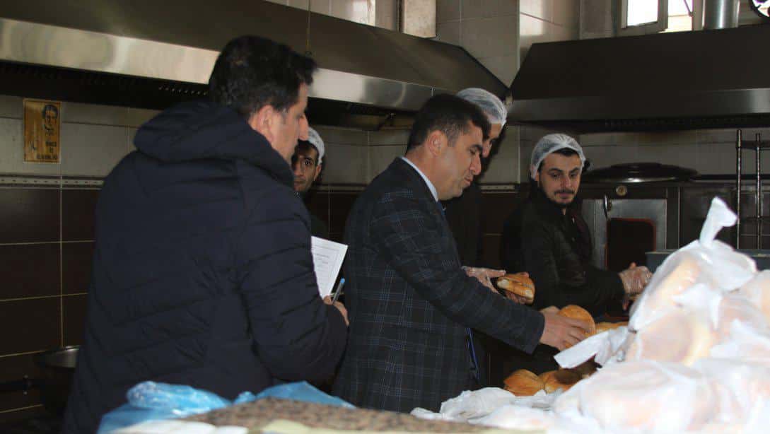 &Ouml;ğrencilere yemek &uuml;reten fabrika denetlendi