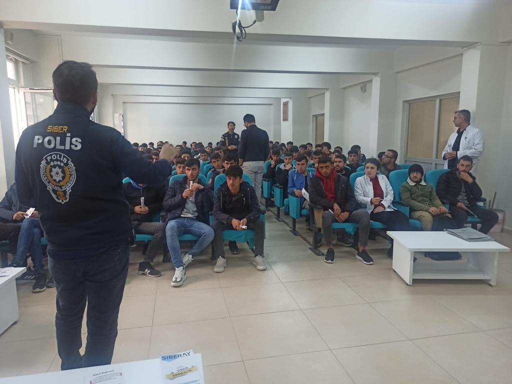 &Ouml;ğretmen ve &ouml;ğrencilere siber g&uuml;venlik semineri