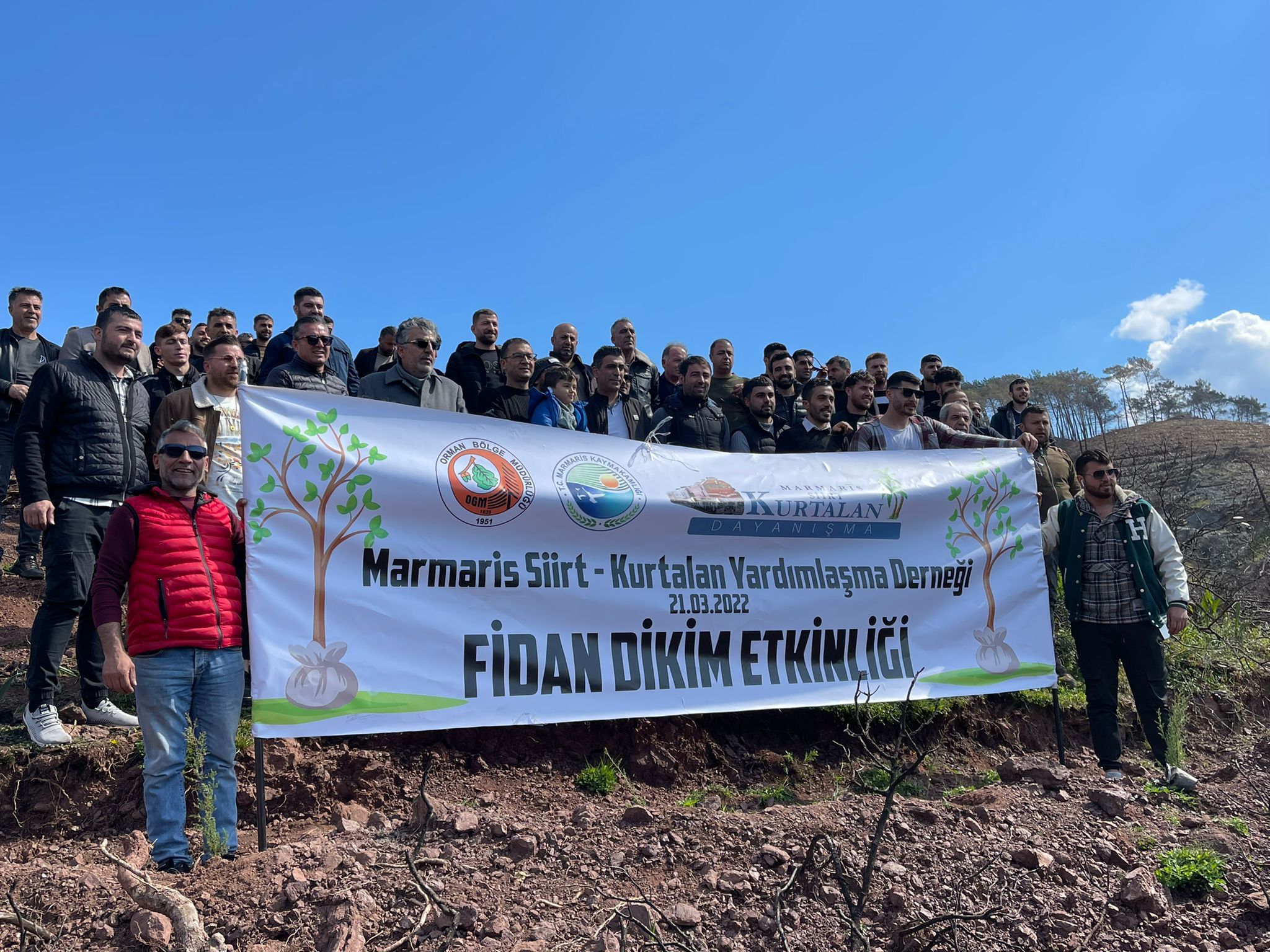 Siirt Kurtalanlılar derneğinden 350 g&ouml;n&uuml;ll&uuml; 400 fidanı toprak ile buluşturdu