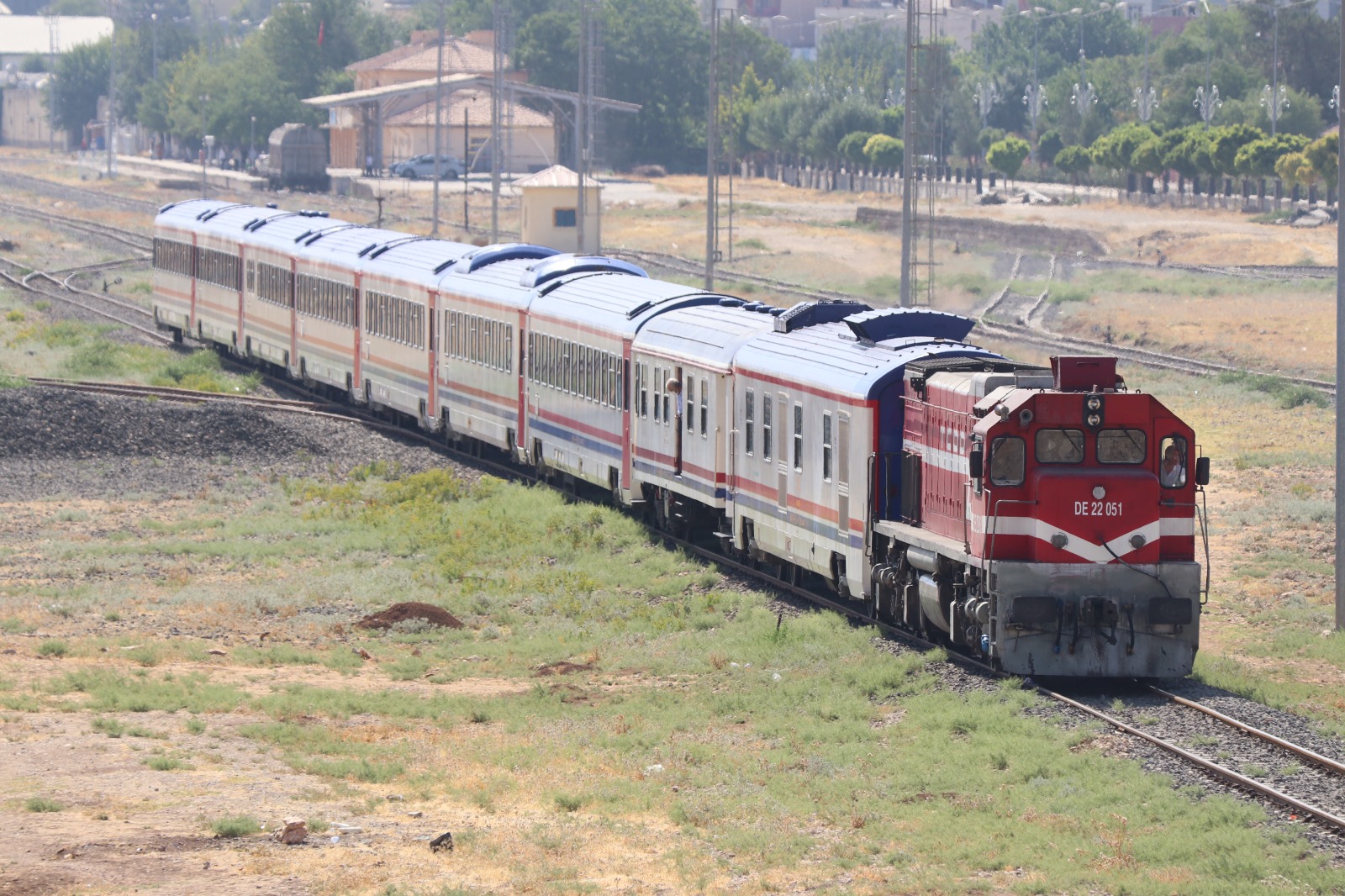 TCCD'den tren rayları etrafında ila&ccedil;lama uyarısı