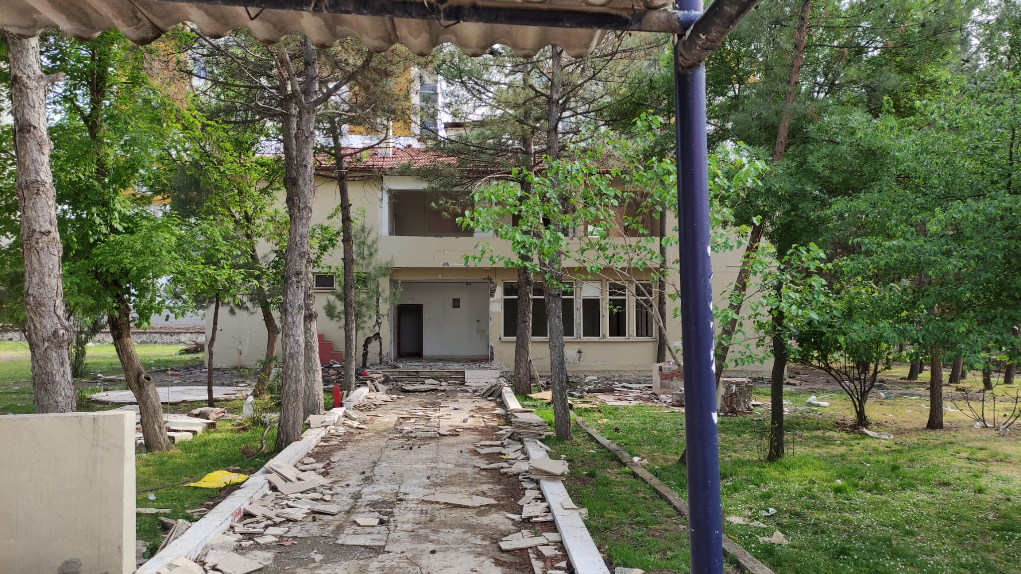 Metruk bina yıkılmayı bekliyor