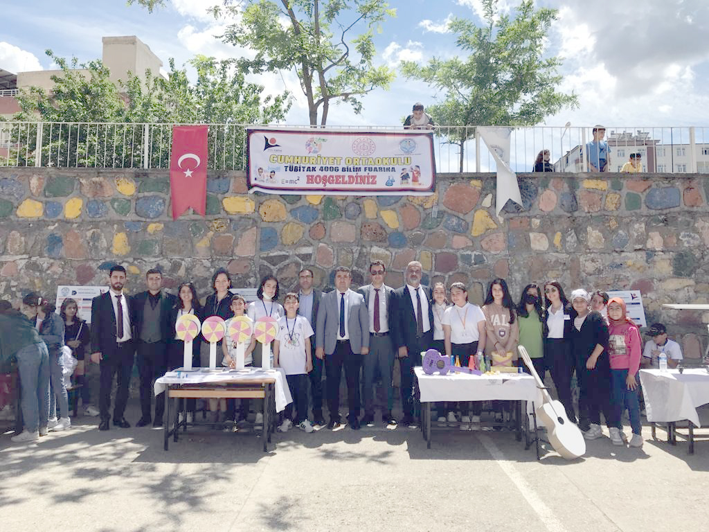 T&Uuml;BİTAK 4006 Bilim Fuarı ve sanat sergisi a&ccedil;ıldı