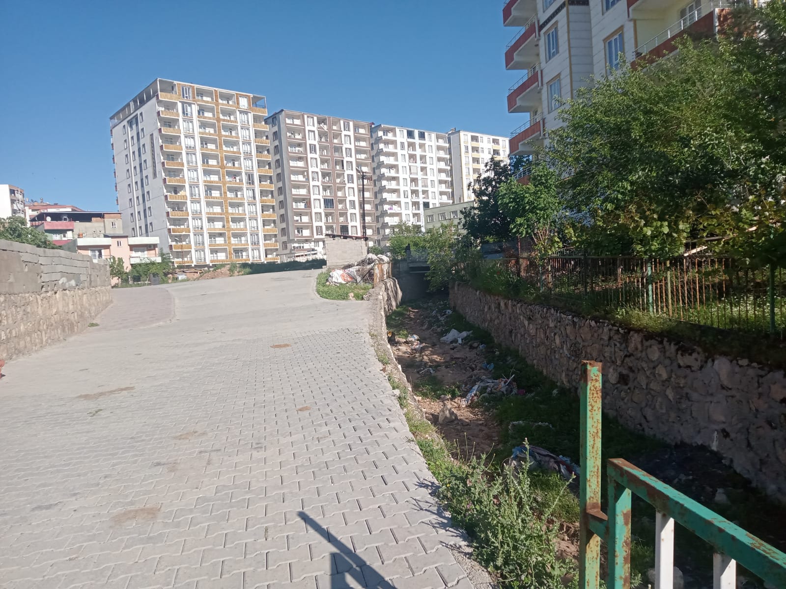 Dere Kenarındaki Demir Korkuluklar &Ccedil;alındı