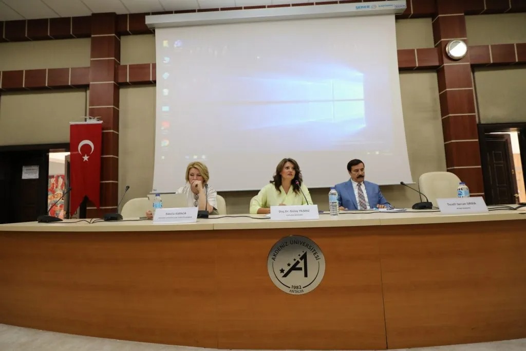 HEMŞEHRİMİZ YAZAR TECELLİ SIRMA 'SAVAŞ, KADIN VE G&Ouml;&Ccedil; PANELİ'NDE IRAK HATIRALARINI ANLATTI