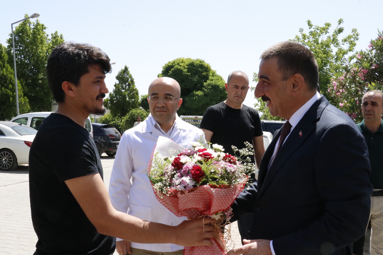 VALİ HACIBEKTAŞOĞLU, ŞİDDET MAĞDURU DOKTORA GE&Ccedil;MİŞ OLSUN ZİYARETİNDE BULUNDU