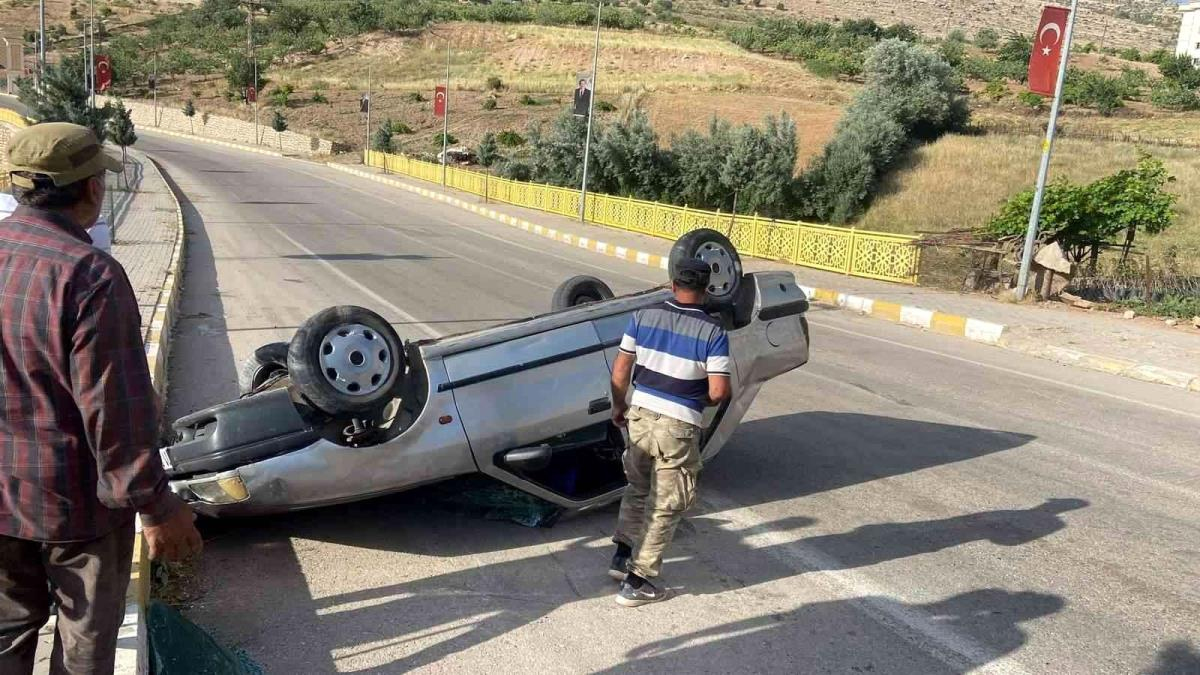 Trafik kazasında s&uuml;r&uuml;c&uuml; yara almadan kurtuldu