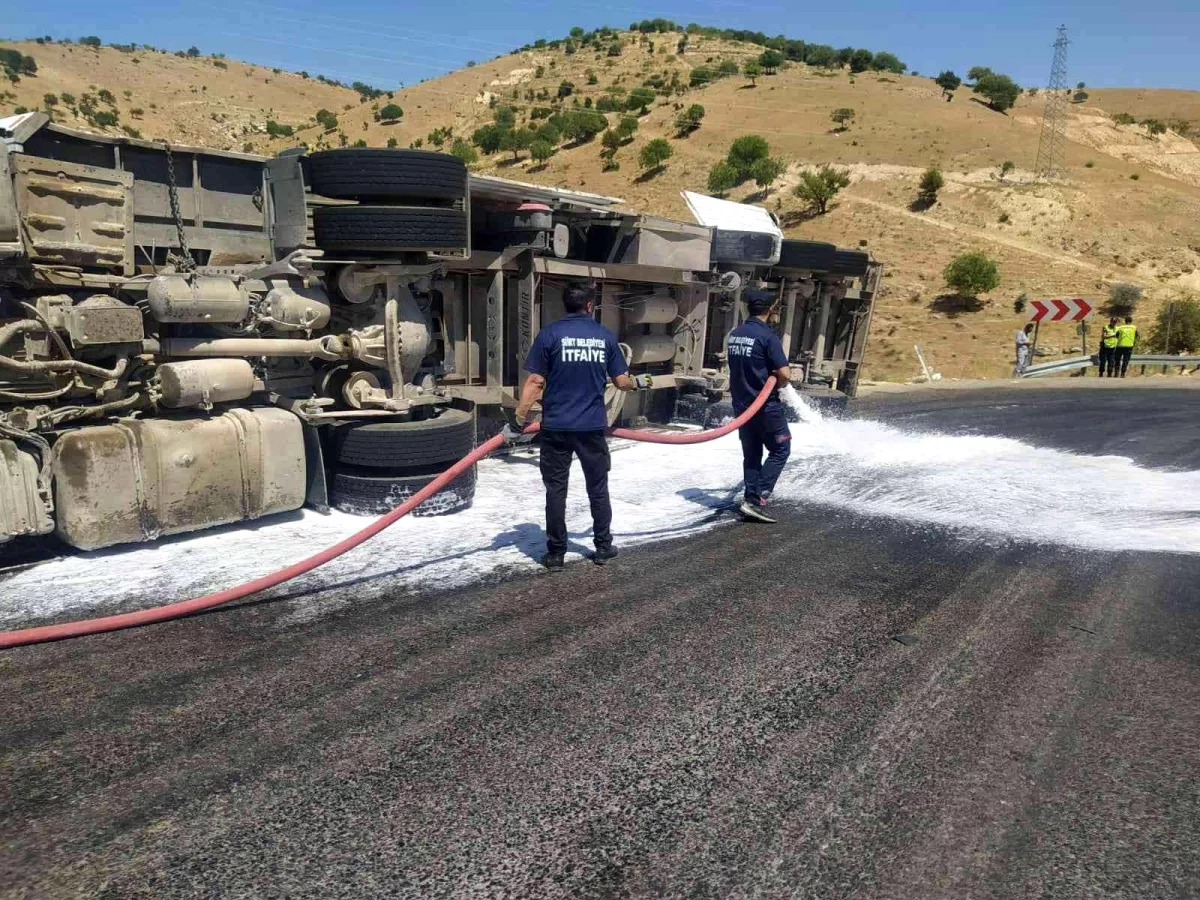 Şirvan'da mazot y&uuml;kl&uuml; tır devrildi