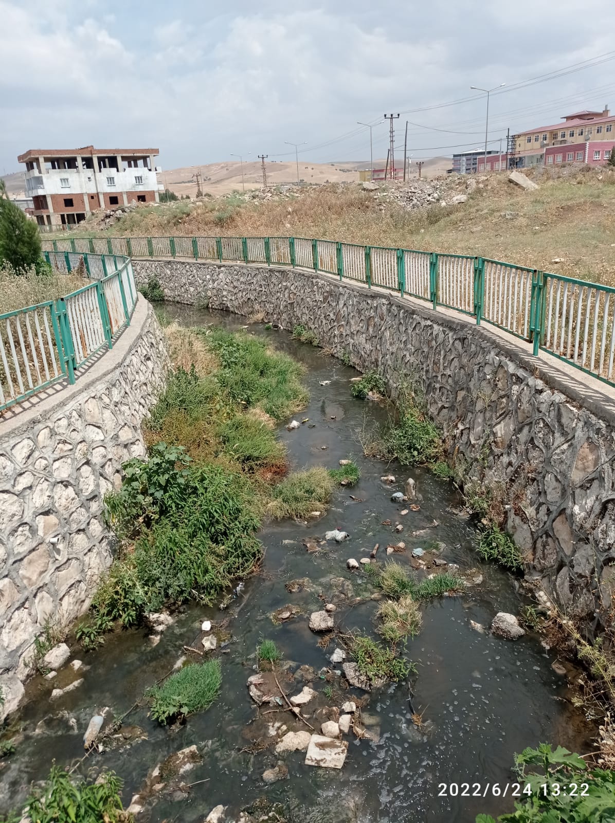 Dereden yayılan k&ouml;t&uuml; koku rahatsız ediyor
