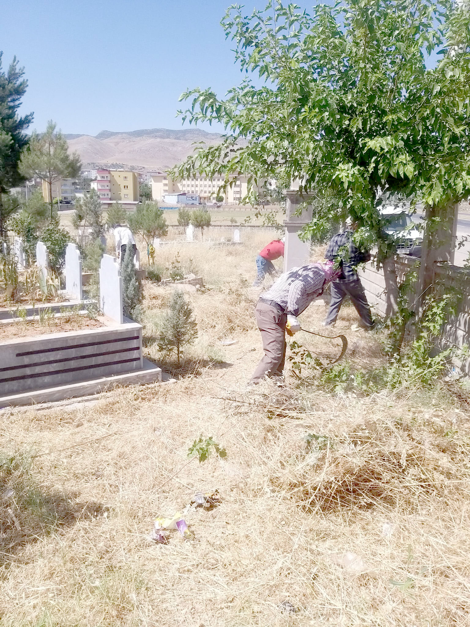 Kurtalan&rsquo;da Kurban Bayramı &ouml;ncesi mezarlıklarda temizlik &ccedil;alışması
