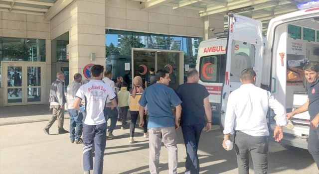 Baraj g&ouml;l&uuml;ne d&uuml;şen kamyonetteki 3'&uuml; &ccedil;ocuk 8 kişi yaralandı