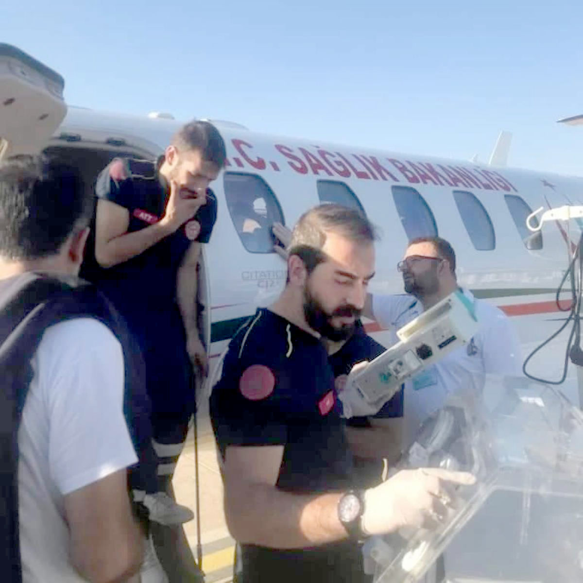 Hasta bebek, ambulans u&ccedil;akla Adana'ya sevk edildi