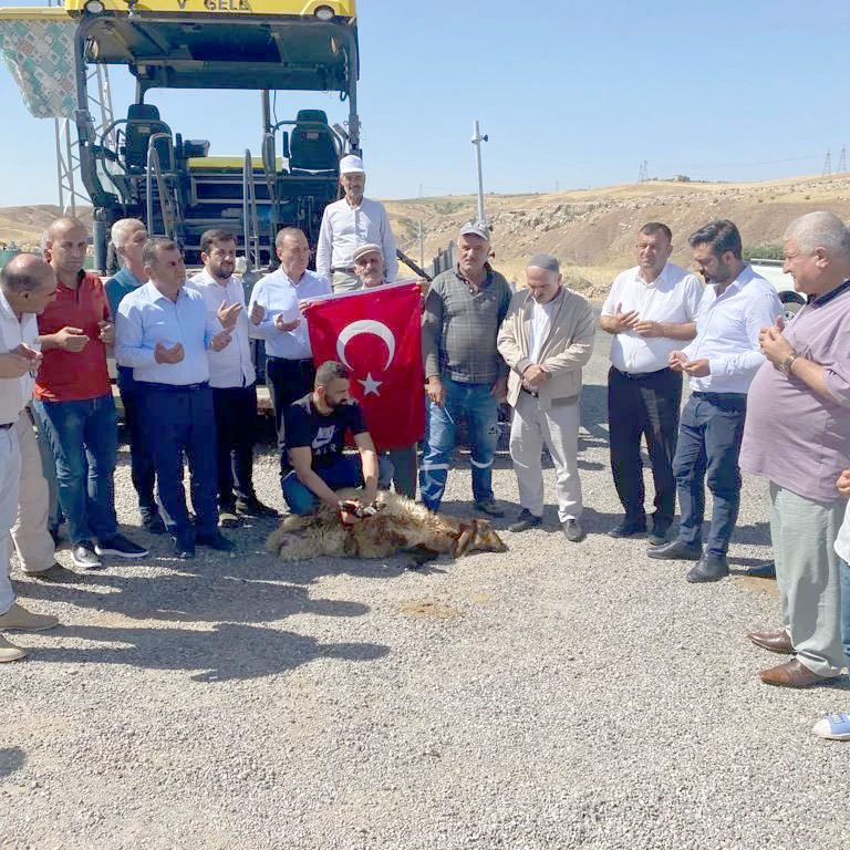 Kayabağlar-Siirt yolunda beton asfalt &ccedil;alışmaları başladı