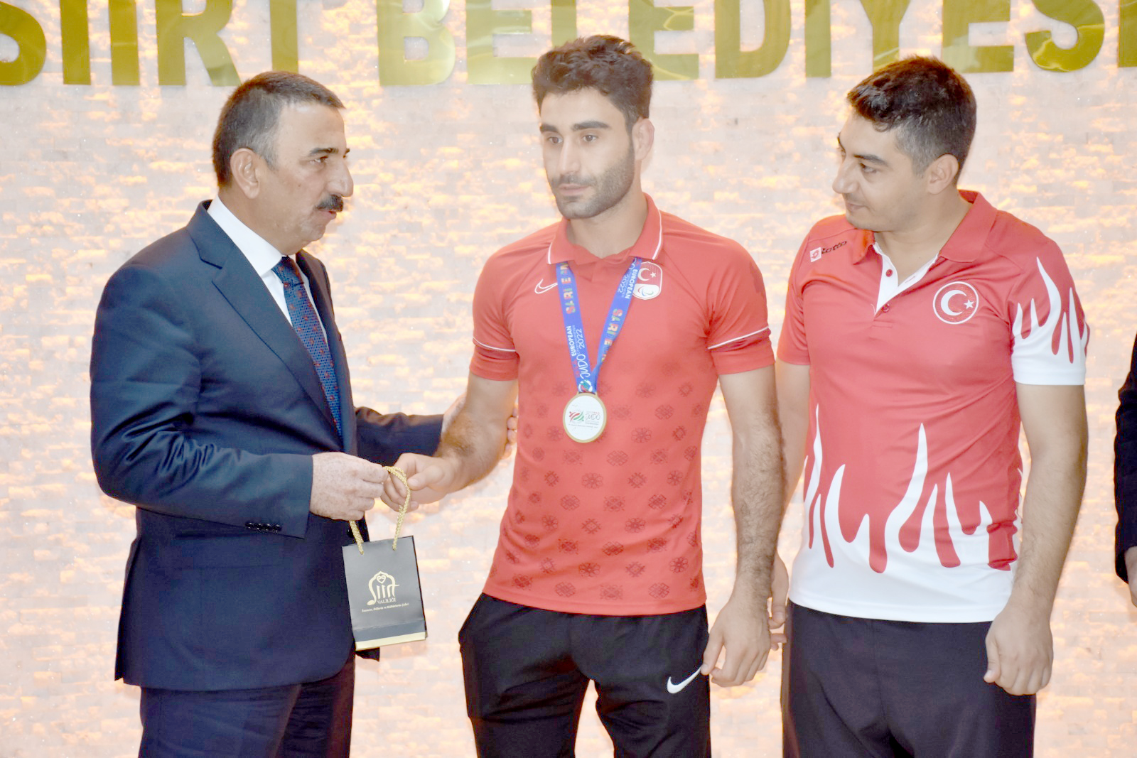 Şampiyon altınla ödüllendirildi