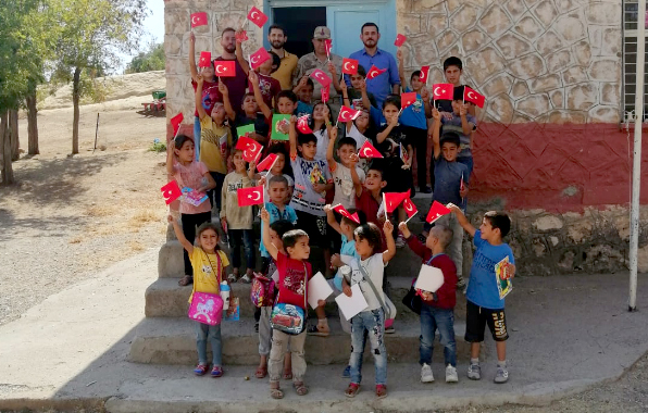 Kurtalan&rsquo;da jandarma ekibi &ouml;ğrencilere bayrak dağıttı