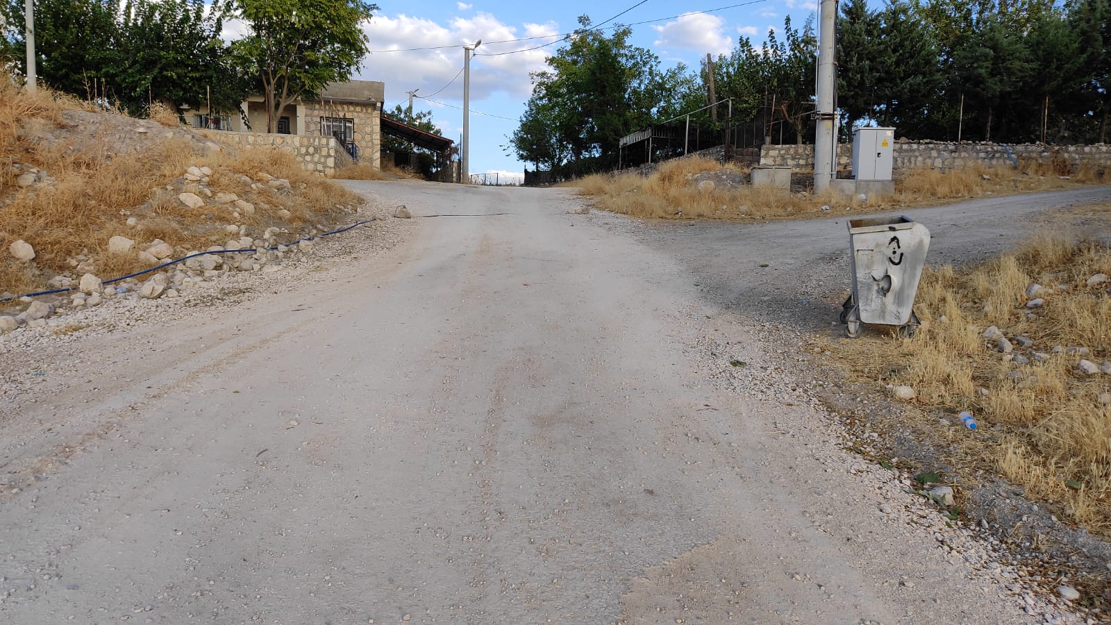 Mahalleye d&ouml;n&uuml;şen mezra hizmet bekliyor
