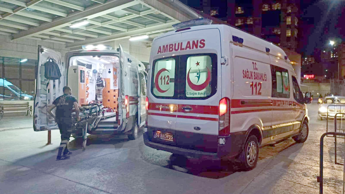 Ceviz ağacından d&uuml;şen adam  hayatını kaybetti