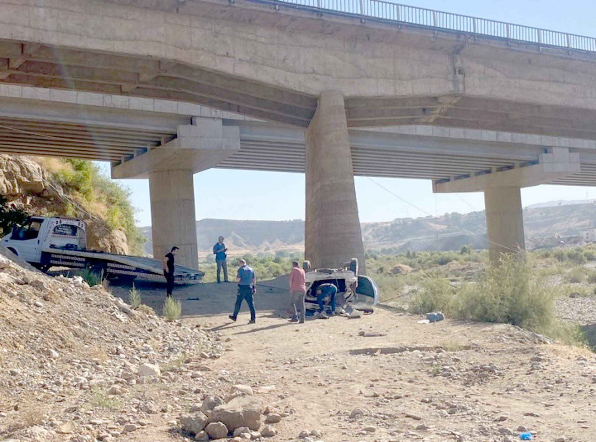 Kontrolden &ccedil;ıkan otomobil  k&ouml;pr&uuml;den u&ccedil;tu: 1 &ouml;l&uuml;, 2 yaralı