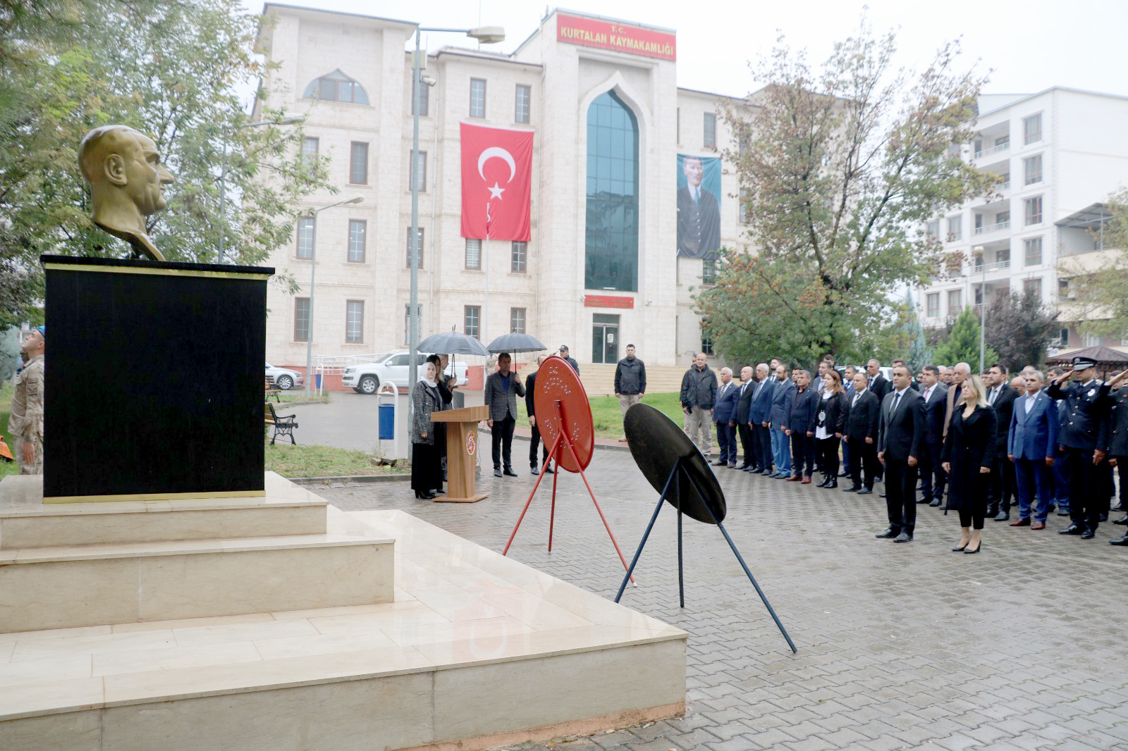 Atat&uuml;rk t&ouml;renlerle anıldı