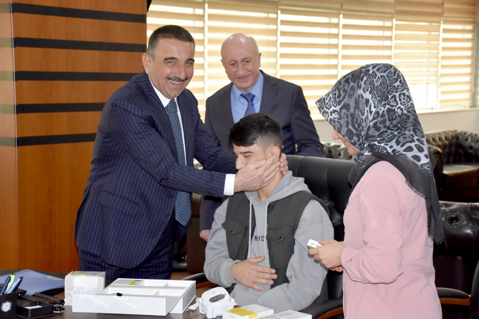 Vali Hacıbektaşoğlu  engelli gence işitme cihazı hediye etti