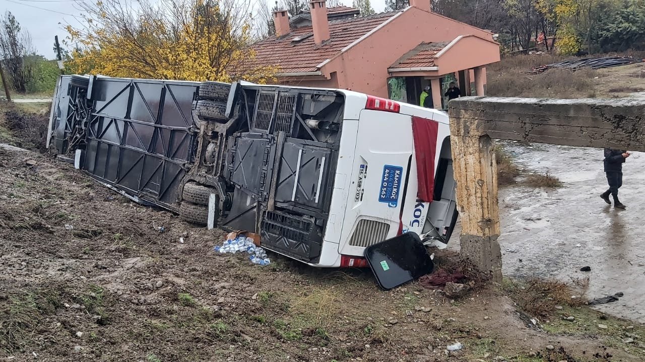 Yolcu Otob&uuml;s&uuml; Devrildi 3'&uuml; Ağır 35 Yaralı