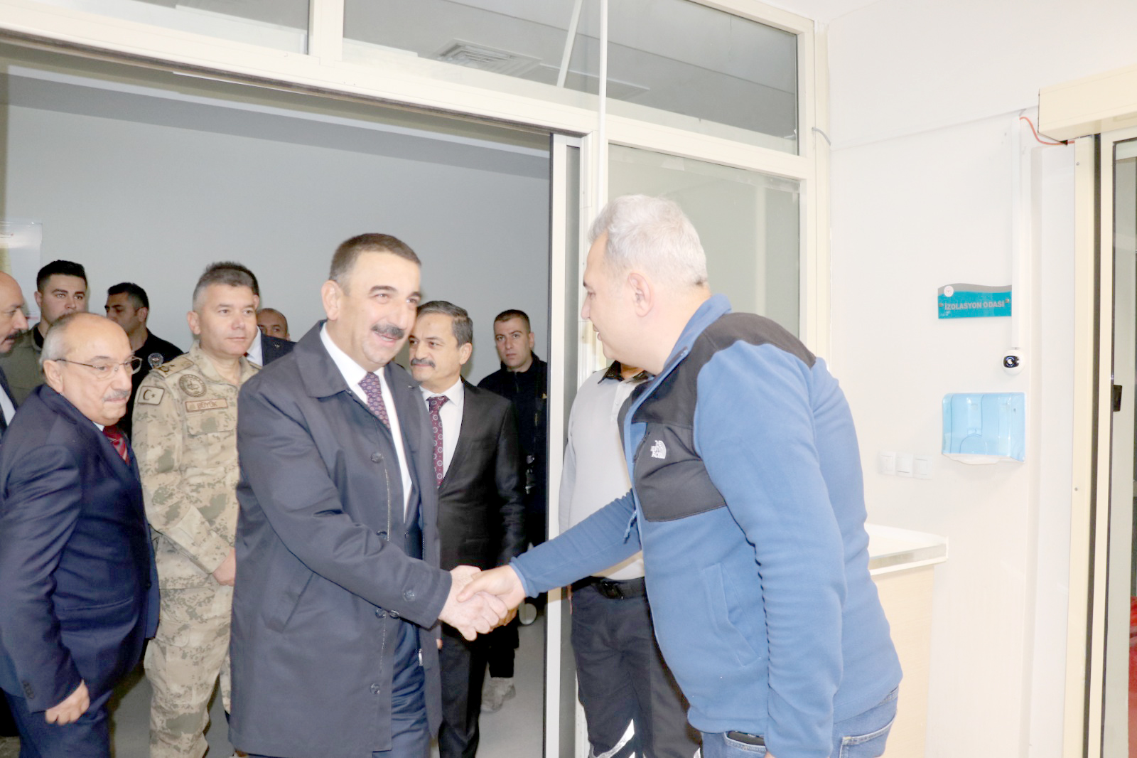 Hacıbektaşoğlu, yaralı askeri  hastanede ziyaret etti