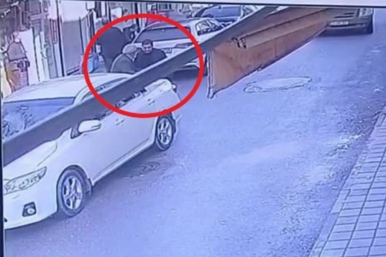 Kamyonet ile otomobilin arasında sıkışan kişi ağır yaralandı