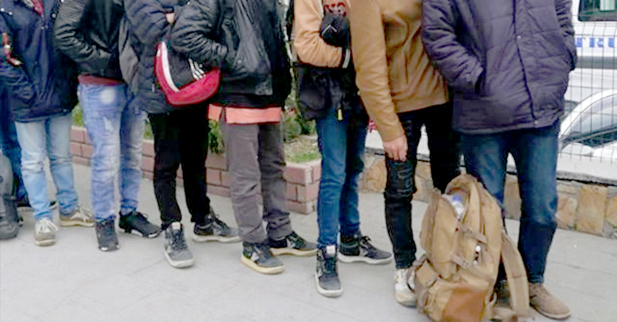 Durdurulan minib&uuml;ste 45 d&uuml;zensiz g&ouml;&ccedil;men yakalandı