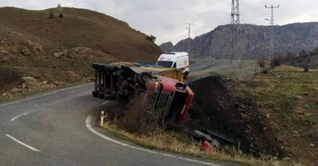 Virajı alamayan tır devrildi: 1 yaralı