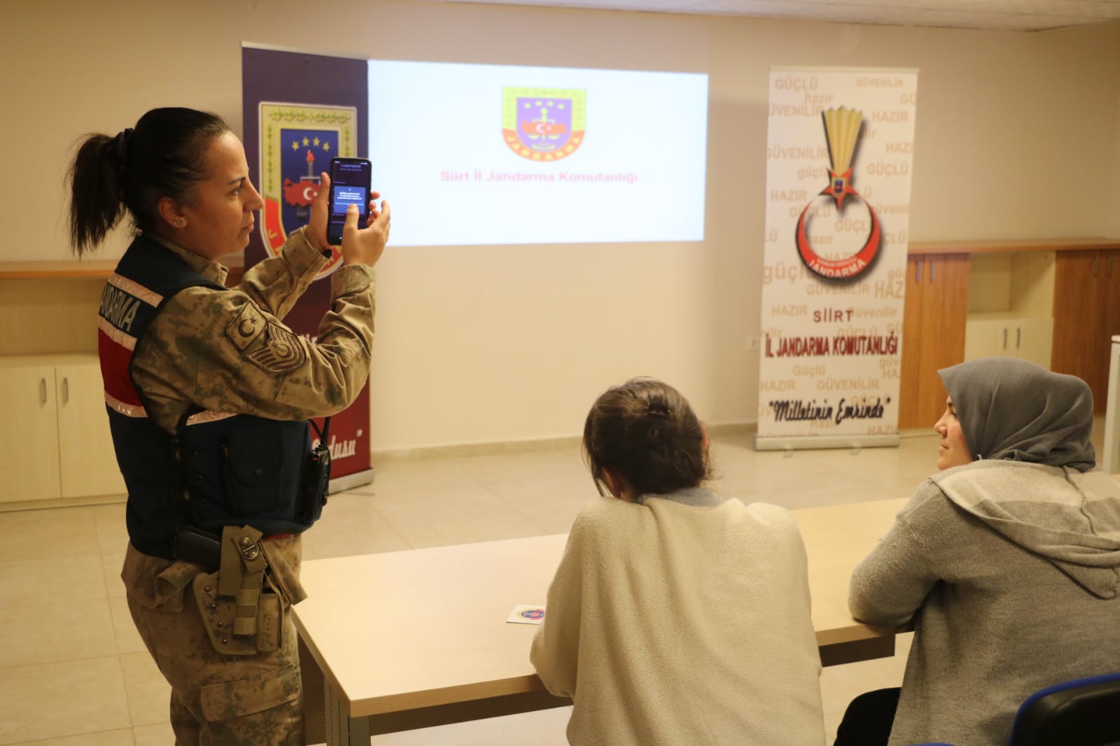 Jandarma, &uuml;niversite &ouml;ğrencilerine KADES'i anlattı