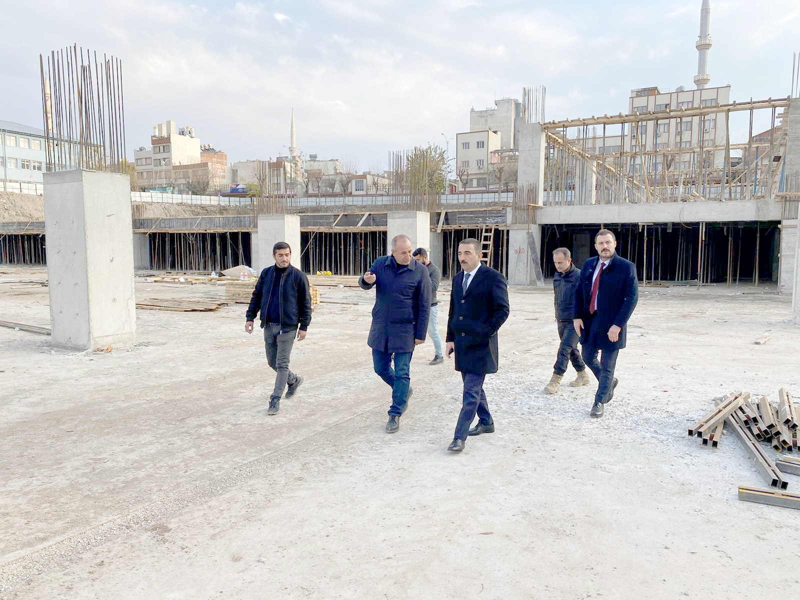 Siirt Valisi ve Belediye Başkan Vekili Osman Hacıbektaşoğlu;&ldquo;Kentin Sosyal Ve Ekonomik Yaşam K&uuml;lt&uuml;r&uuml;ne Değer Katacak Projeleri Hayata Ge&ccedil;iriyoruz&rdquo;