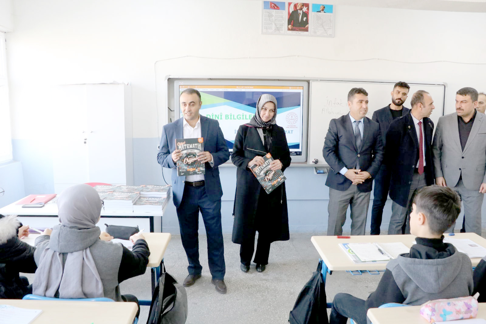 Tekin&rsquo;den &ouml;ğrencilere kitap desteği