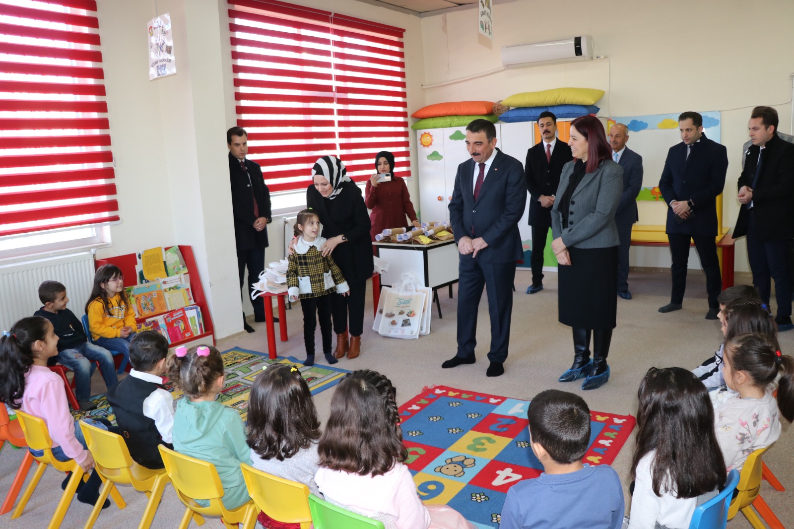 Hacıbektaşoğlu, &Ouml;ğrencilerin Karne Heyecanına Ortak Oldu