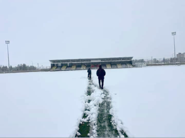 &Ccedil;ınar Belediyespor-Kurtalanspor ma&ccedil;ı kar engeline takıldı