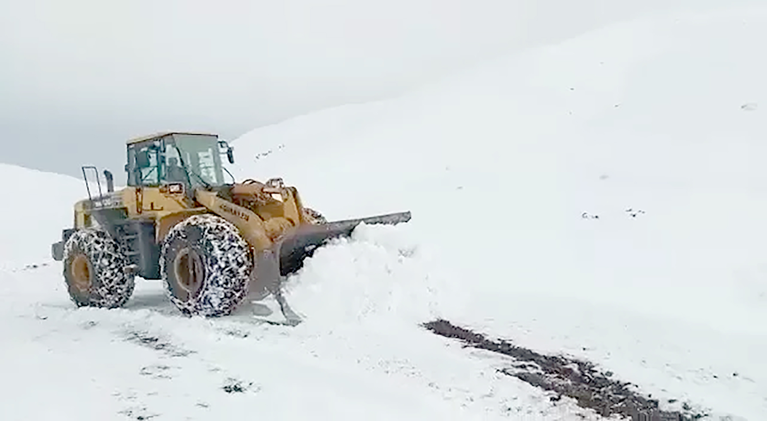 Kar yağışı nedeniyle kapanan gurup k&ouml;y yolları ulaşıma a&ccedil;ıldı