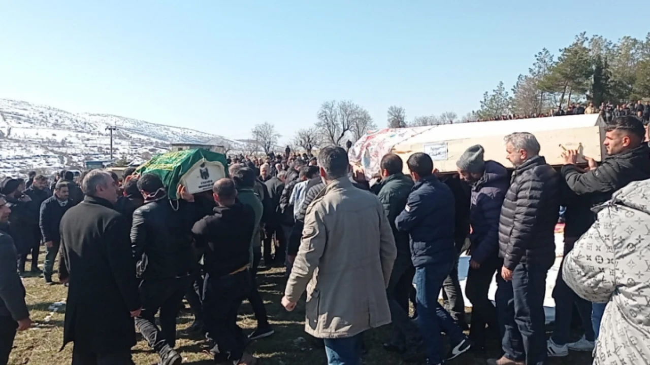 Depremde vefat eden &Ccedil;i&ccedil;ek ailesinin  13 ferdi Siirt'te toprağa verildi