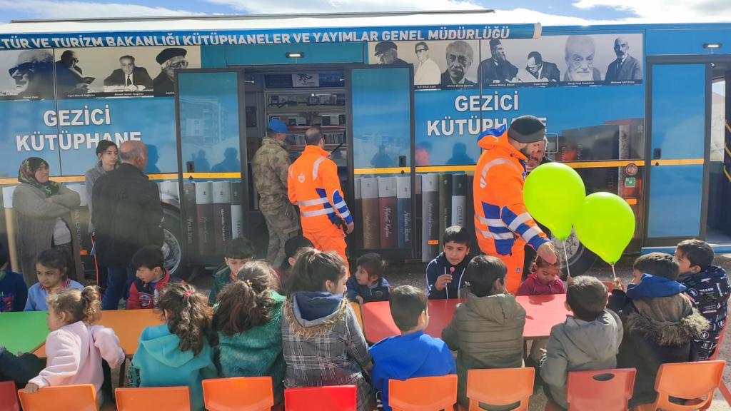 Siirt gezici k&uuml;t&uuml;phane otob&uuml;s&uuml; &ccedil;ocuklar i&ccedil;in deprem b&ouml;lgesinde
