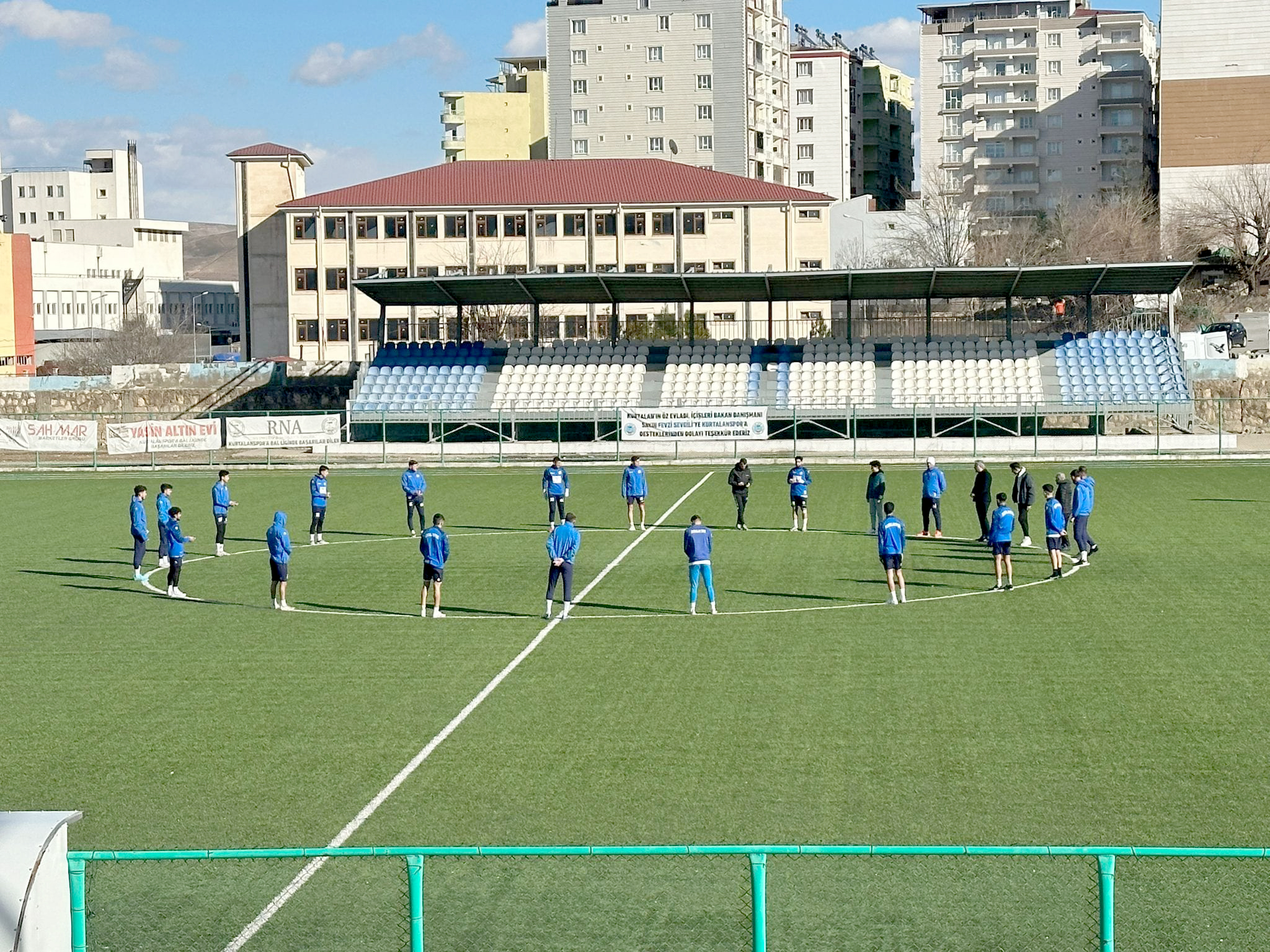 Kurtalanspor’dan depremde hayatını kaybedenler için saygı duruşu