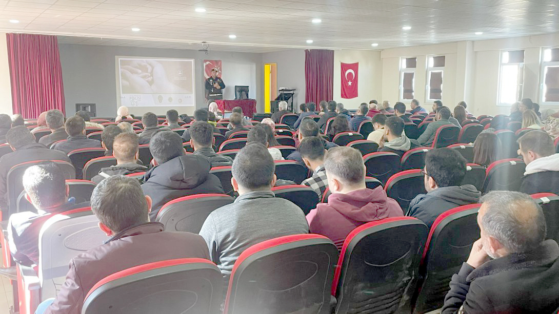 Uyuşturucuyla m&uuml;cadeleye y&ouml;nelik konferans d&uuml;zenlendi