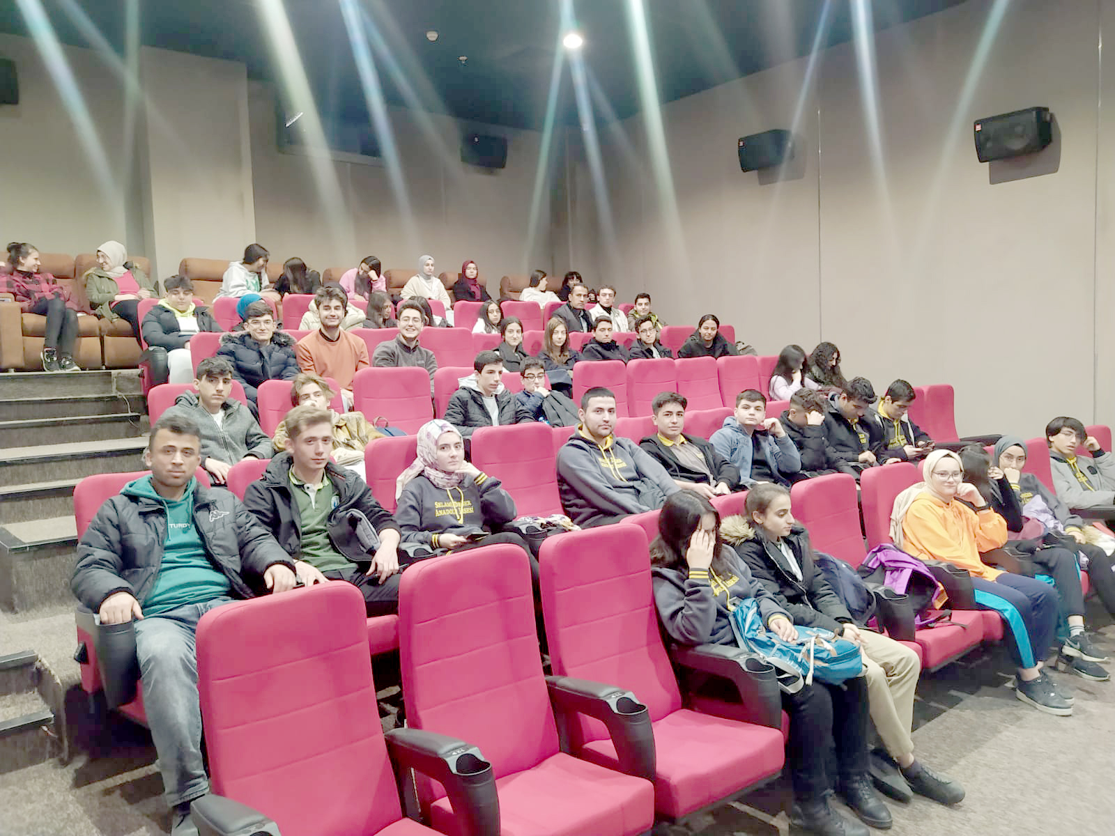 Depremzedelere &ccedil;ocuklara sinema keyfi