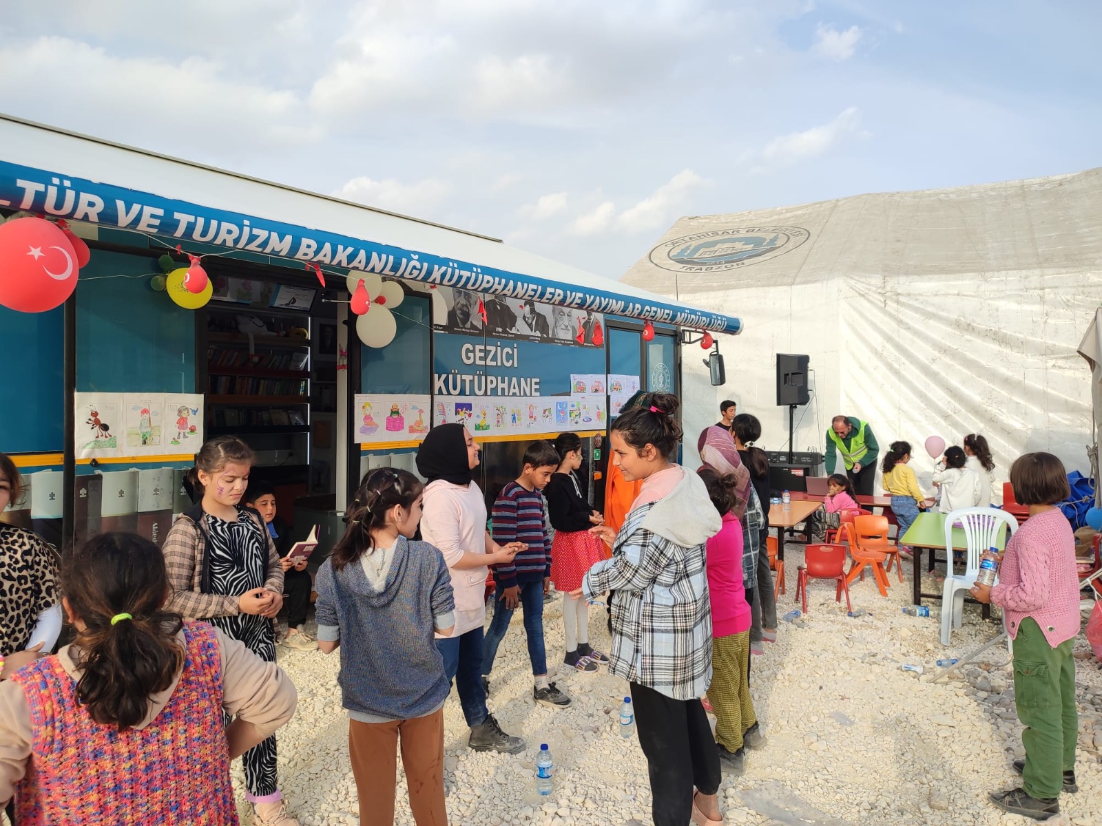 Siirt Gezici K&uuml;t&uuml;phanesi, Adıyaman&rsquo;da &Ccedil;ocuklara Destek Oluyor