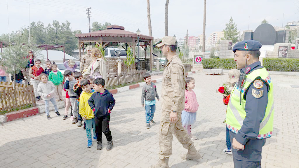 Siirt'te Mehmet&ccedil;ik tarafından &ouml;ğrencilere g&ouml;steri ve tanıtım yapıldı