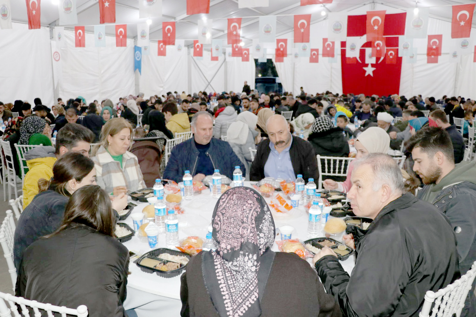 Siirt Belediyesi, Depremzede Aileleri ve Vatandaşları İftarda Buluşturdu