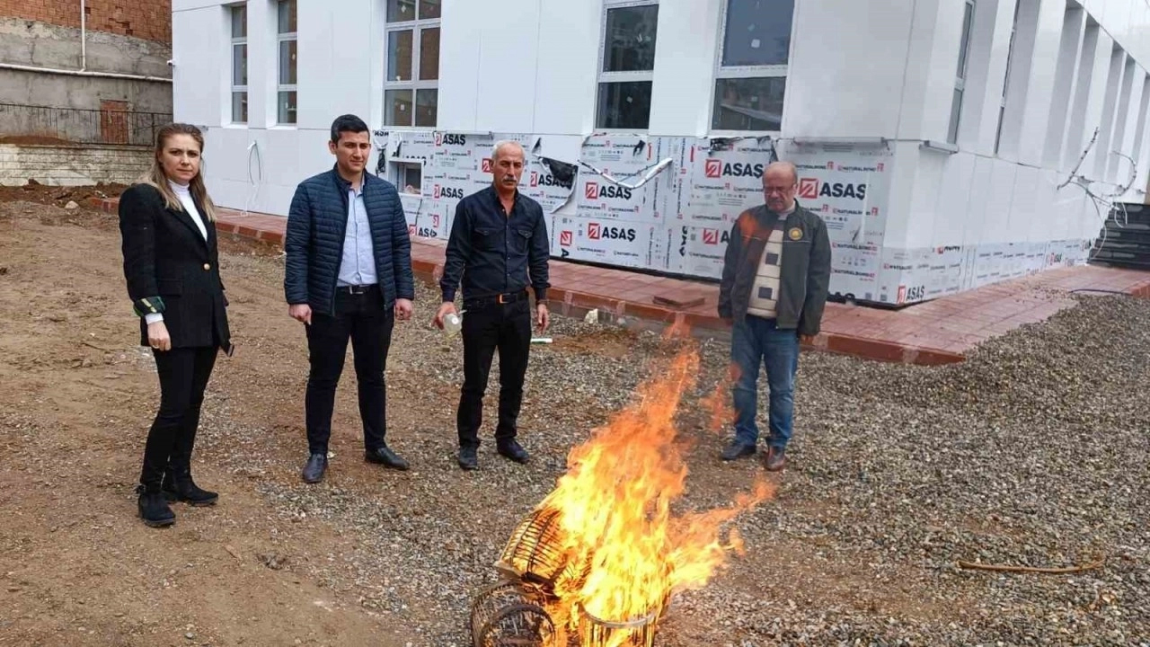 Ka&ccedil;ak avcılardan ele ge&ccedil;irilen kafesler imha edildi