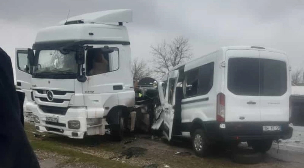 Siirt - Batman karayolunda minib&uuml;s ve tırın &ccedil;arpışması sonucu 1 kişi &ouml;ld&uuml;, 4 kişi yaralandı