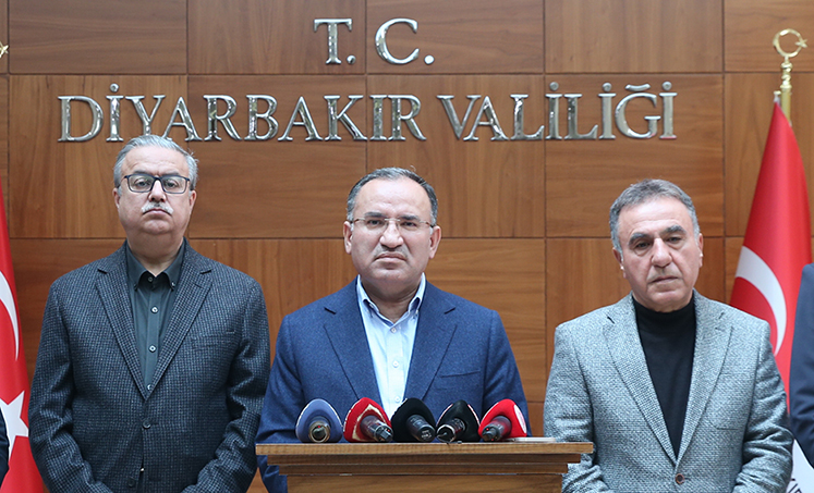 Adalet Bakanı Bozdağ: "Seccadeye ayakkabılarıyla basarak, kirletmek Sayın Kılı&ccedil;daroğlu'na ve yanındakilere yakışmamıştır. Bu b&uuml;y&uuml;k bir saygısızlıktır"