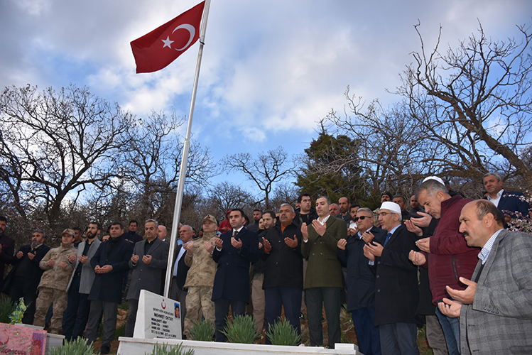 Ekmek&ccedil;iler k&ouml;y&uuml; şehitleri dualarla anıldı&nbsp;