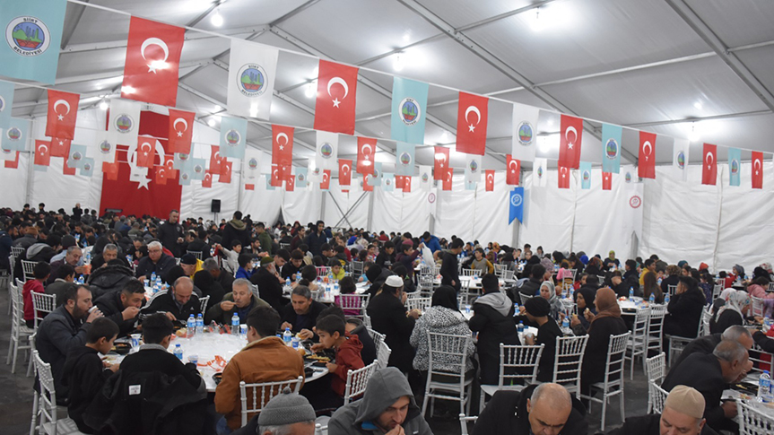 İftar &ccedil;adırına yoğun ilgi
