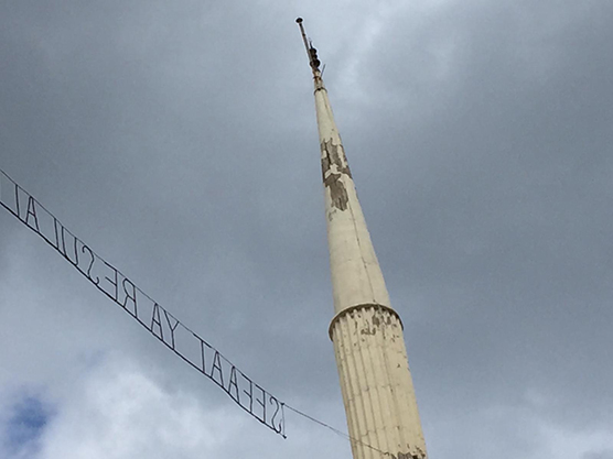 Hasarlı cami minaresi tehlike oluşturuyor